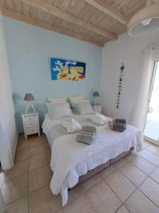 2 Betten in einem Zimmer mit weißen Wänden in der Unterkunft Daffodil mini villa With private infinity pool in Agios Georgios