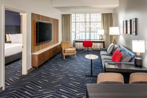 Residence Inn by Marriott Boston Cambridge tesisinde bir televizyon ve/veya eğlence merkezi