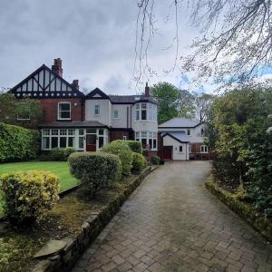 Garður fyrir utan ChurstonBnB, private flat within family home, Bolton