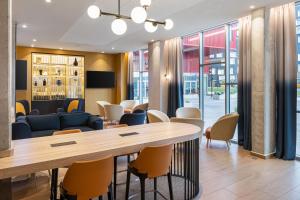 una sala riunioni con tavolo e sedie di Courtyard by Marriott Paris Charles de Gaulle Central Airport a Roissy en France