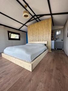 Tempat tidur dalam kamar di Mandra - Nature Living