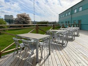 una fila de mesas y sillas en una cubierta en Good Morning Mölndal en Mölndal