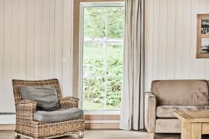 sala de estar con silla y ventana en Farsund Resort en Farsund