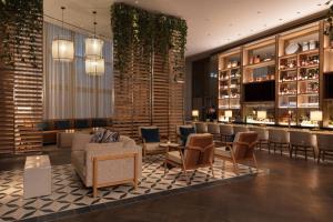 una hall con bar, sedie e tavoli di Hotel Beaux Arts, Autograph Collection a Miami