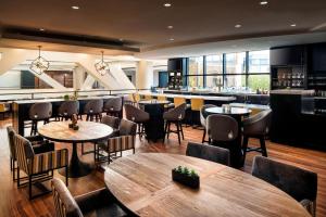 Restoran atau tempat lain untuk makan di Oakland Marriott City Center