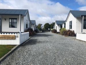 een grindoprit voor sommige huizen bij Amberlea Cottages in Hokitika