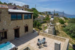 eine Villa mit einem Pool und einem Haus in der Unterkunft Villa dimitris in Kissamos