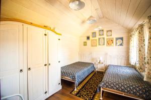 um quarto com duas camas num quarto em Holiday House Folwark Jeleń em Poniklica