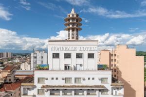 een gebouw met een toren erop bij Monreale Express Ribeirão Preto in Ribeirão Preto