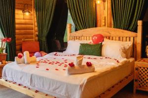 เตียงในห้องที่ Kackarsan Vip wooden Suites