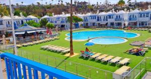 Vistas a la piscina de un complejo en BungaLove Maspalomas, en Maspalomas