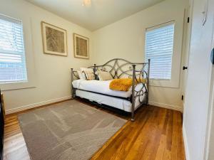 1 dormitorio con 1 cama y 2 ventanas en Home Sweet Idahome, feels like home with all the decor you wish you could afford King bed in master, fully fenced dog friendly yard, a few blocks from BSU and downtown Boise, Your perfect stay! en Boise