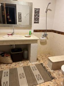 a bathroom with a sink and a tub and a toilet at Siwa Spot in Siwa