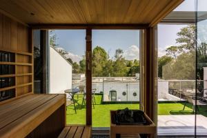 vistas desde la sala de estar de una casa con puertas correderas de cristal en Villa Bauhaus Penthouse Wellness Apartman, en Siófok