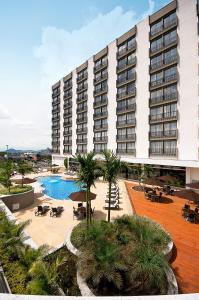 um grande edifício com uma piscina e um resort em Movich Hotel de Pereira em Pereira