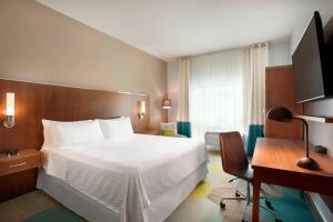 Televisi dan/atau pusat hiburan di Four Points by Sheraton Miami Airport