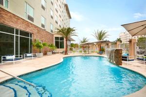 Kolam renang di atau di dekat Four Points by Sheraton Miami Airport