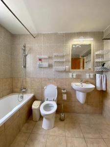 y baño con aseo, bañera y lavamanos. en Sea View Villa in Agia Thekla, en Ayia Napa