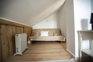 une chambre avec un canapé et un radiateur dans l'établissement Holidays, Duplex para 4, Gorbea, à Sierra Nevada