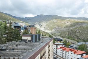 - une vue sur une ville avec des bâtiments et des montagnes dans l'établissement Holidays, Duplex para 4, Gorbea, à Sierra Nevada