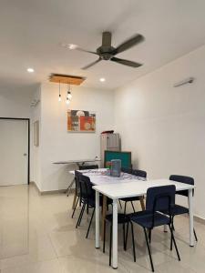 План на етажите на Cozy 119 Homestay Teluk Intan