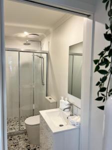 y baño con aseo, lavabo y ducha. en Comfortable Seaside Studio & Courtyard en Scarborough