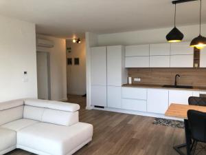 sala de estar con sofá blanco y cocina en CroaziaApartment en Banjole