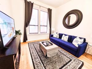 Un televizor și/sau centru de divertisment la Gaslamp 2bdrm - W Parking & 5 Beds #403