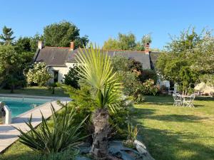 Bazén v ubytovaní Chambres d hôtes avec Piscine et Spa La Folière Saumur alebo v jeho blízkosti