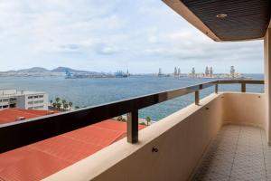 vistas al océano desde el balcón de un edificio en AC Hotel Iberia Las Palmas by Marriott en Las Palmas de Gran Canaria