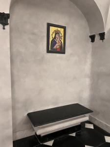 a bench in a room with a painting on the wall at Pellicceria Guest House in Genova