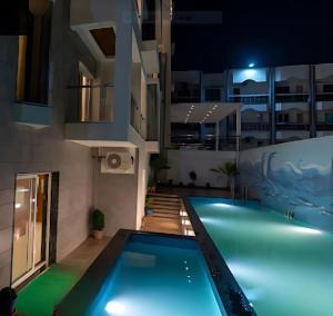 una piscina en medio de un edificio por la noche en New Gitanjali Hotel, New Digha, en Digha