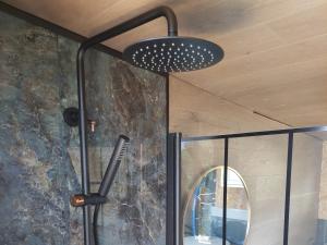 una doccia con luce nera appesa al soffitto di fjord : oslo 