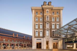 un gran edificio de ladrillo junto a otros dos edificios en Great Northern Hotel, A Tribute Portfolio Hotel, London en Londres