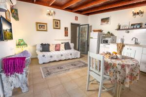 eine Küche und ein Wohnzimmer mit einem Tisch und einem Sofa in der Unterkunft Suite Kolibri in Galilee in Semadar