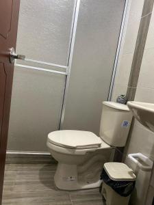 Hotel Amatista-Cerca al Aeropuerto tesisinde bir banyo