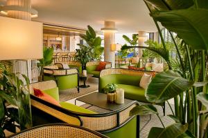 un vestíbulo con muebles y plantas verdes en Hotel Indigo - Williamsburg - Brooklyn, an IHG Hotel en Brooklyn