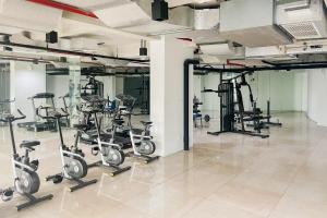 The fitness centre and/or fitness facilities at RedLiving Apartemen Patra Land Urbano - Happy Rooms Tower Mid-West with Netflix