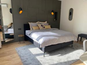 um quarto com uma cama grande e um espelho em Good Mood - chambres et suite em Namur