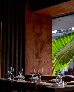 un grupo de copas de vino sentado en una mesa en Further Hotel en Canggu