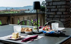 une table avec une plaque de nourriture dans l'établissement B&B Marzia, à Alba