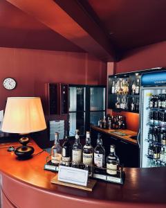 - un bar avec des bouteilles d'alcool sur un comptoir dans l'établissement Hotell Miskarp, à Mjölby