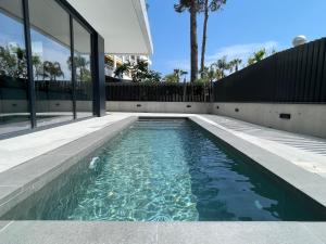 una piscina frente a una casa en Rentalmar Suites Salou Families Only, en Salou