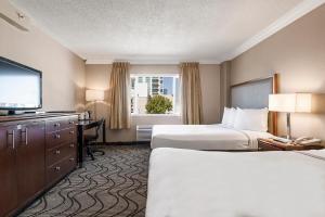 A bed or beds in a room at Jack London Inn