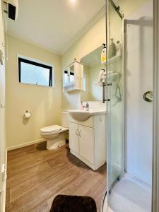 Bathroom sa Dora's Comfortable Homestay in Hamilton