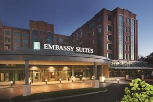 un edificio con ingresso a suite ambasciate di Embassy Suites Saratoga Springs a Saratoga Springs