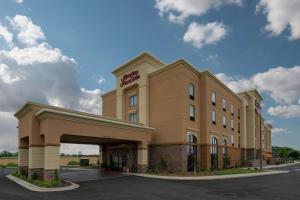 クラークスビルにあるHampton Inn & Suites Clarksvilleのホテル表面