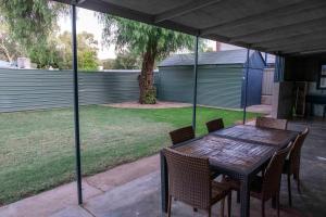 O grădină în afara 4 Bedrooms, 2 Bathrooms in Alice Springs