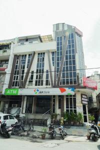 un gran edificio con motos estacionadas frente a él en Hotel Batra Home Nizamuddin, en Nueva Delhi