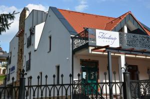 um edifício branco com uma cerca preta em FloraVilla em Rajecké Teplice